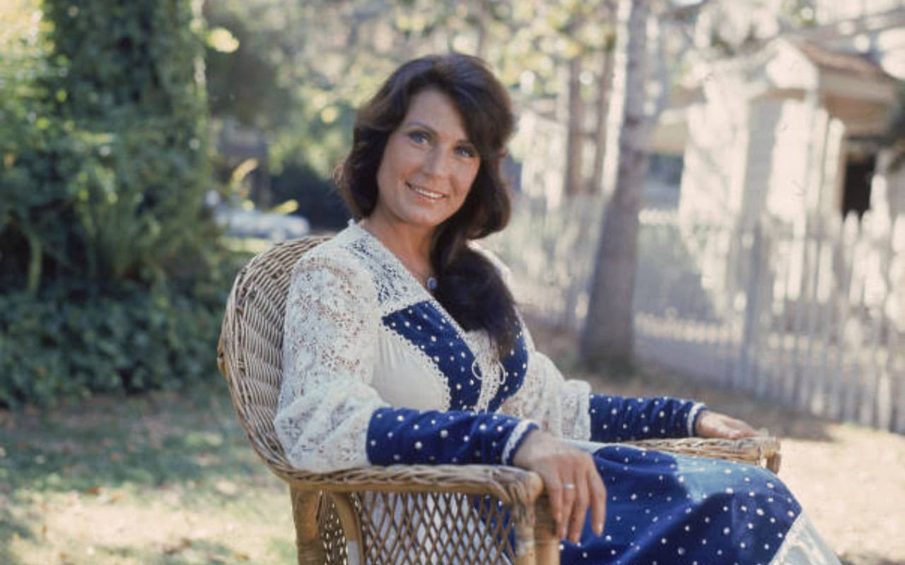 Kitty Wells – It Wasn’t God Who Made Honky Tonk Angels